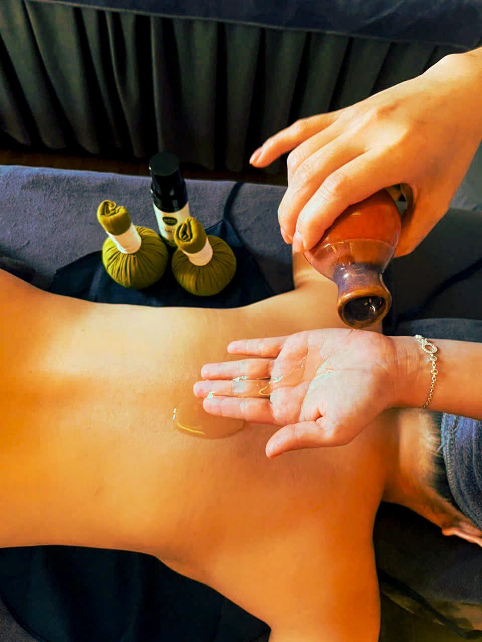 Aroma Massage - Liệu trình massage thư giãn bằng tinh dầu thiên nhiên