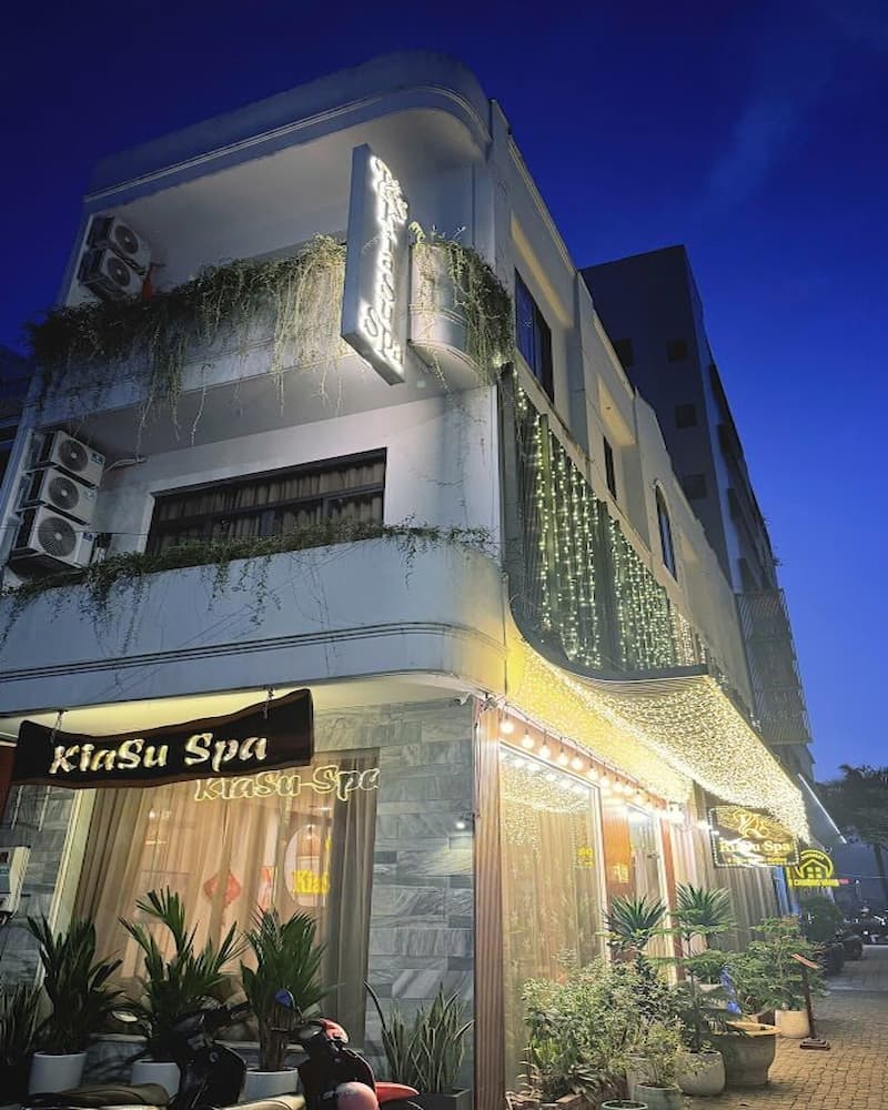 Kiasu Spa's beautifully illuminated storefront in Da Nang at night, creating a warm and inviting ambiance.