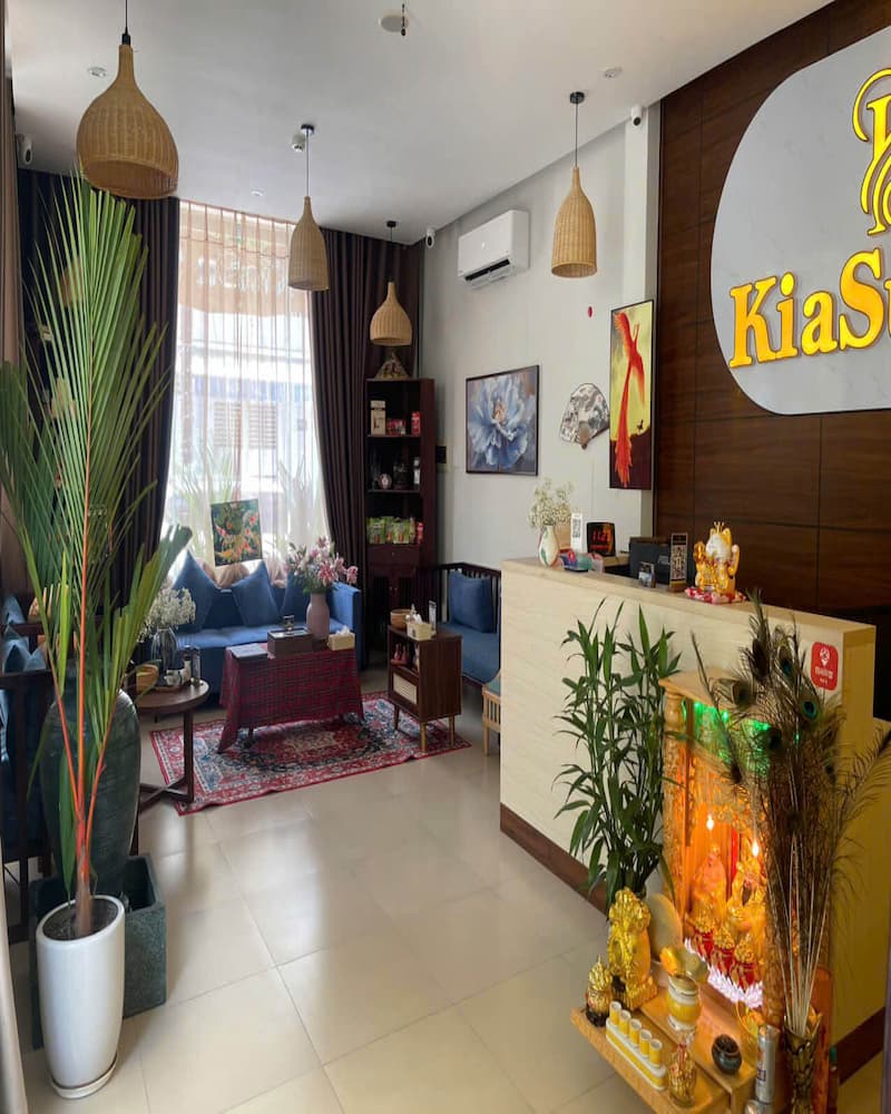 The warm and welcoming reception and lounge area at Kiasu Spa, featuring elegant decor and comfortable seating.