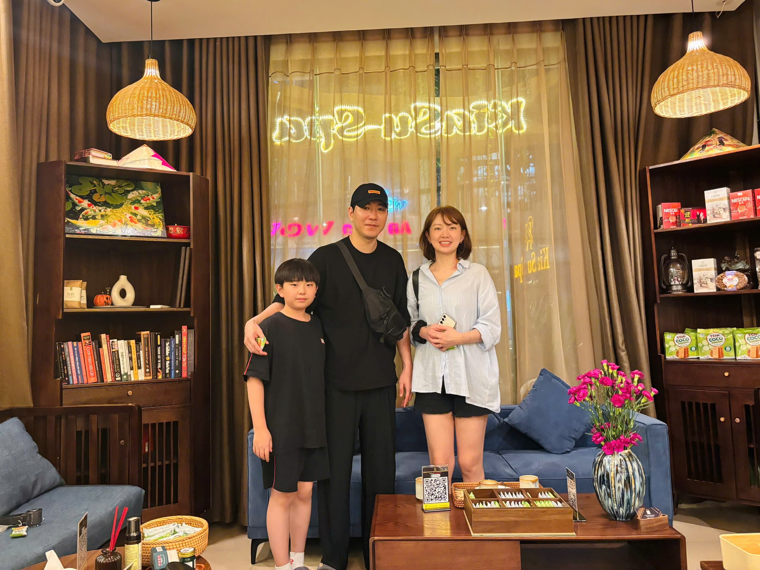 A lovely Korean family with one child posing happily in the Kiasu Spa lounge.