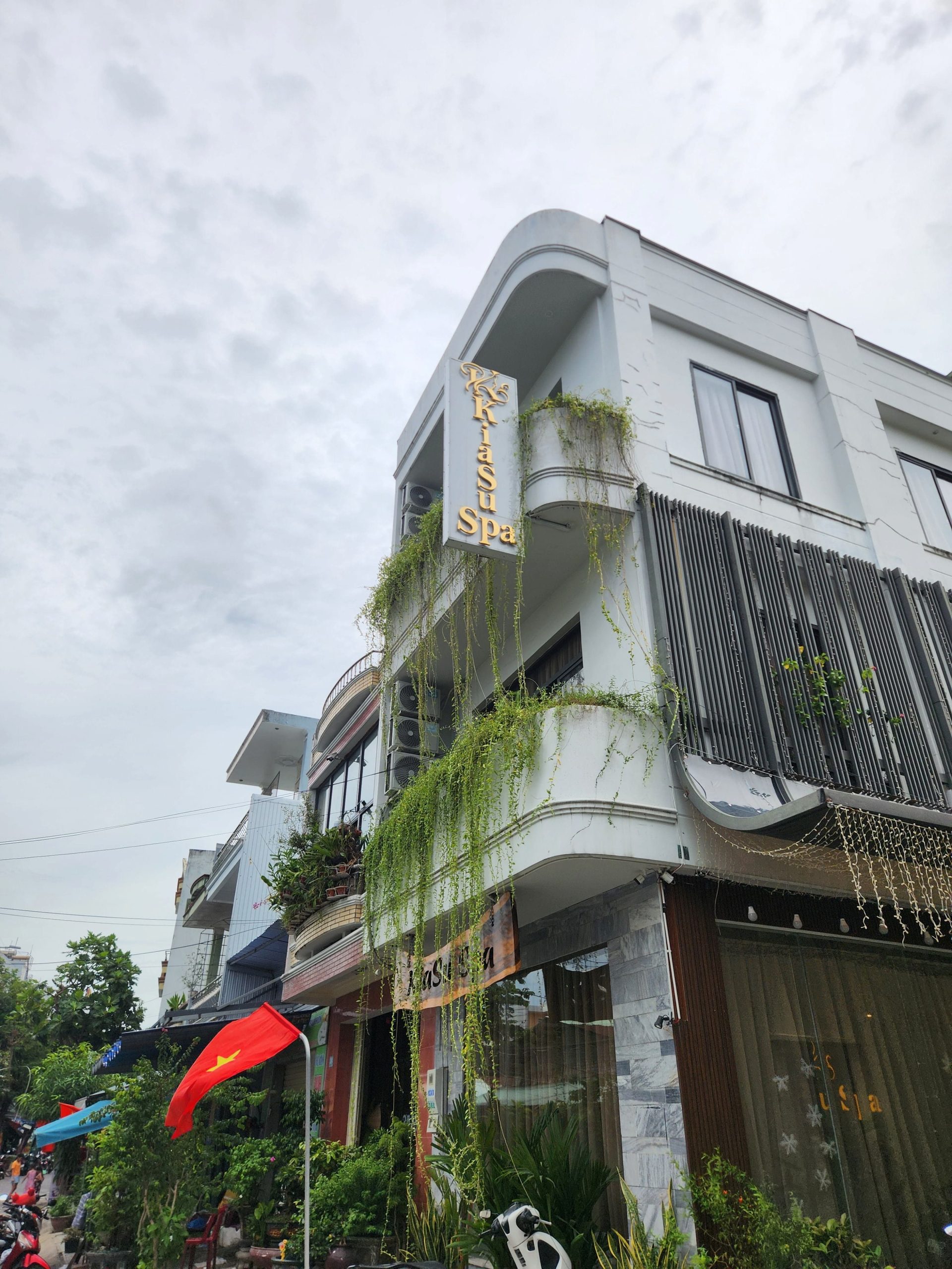 The exterior of Kiasu Spa in Da Nang during the daytime, showing a modern building with green vines.
